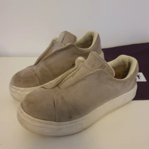 Eytys - Hej! Säljer dessa super fina skorna ifrån eytys. De är lite använda. På hälen finns ett hål. Men de är inget som märks när man använder de! Nypris 1900kr. Dustbag och sko kartong medföljer. Köparen står för frakten 💞