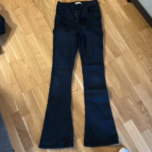 Jeans  - Svarta jeans utsvängda från Gina tricot Dem är använda men går att använda mer 