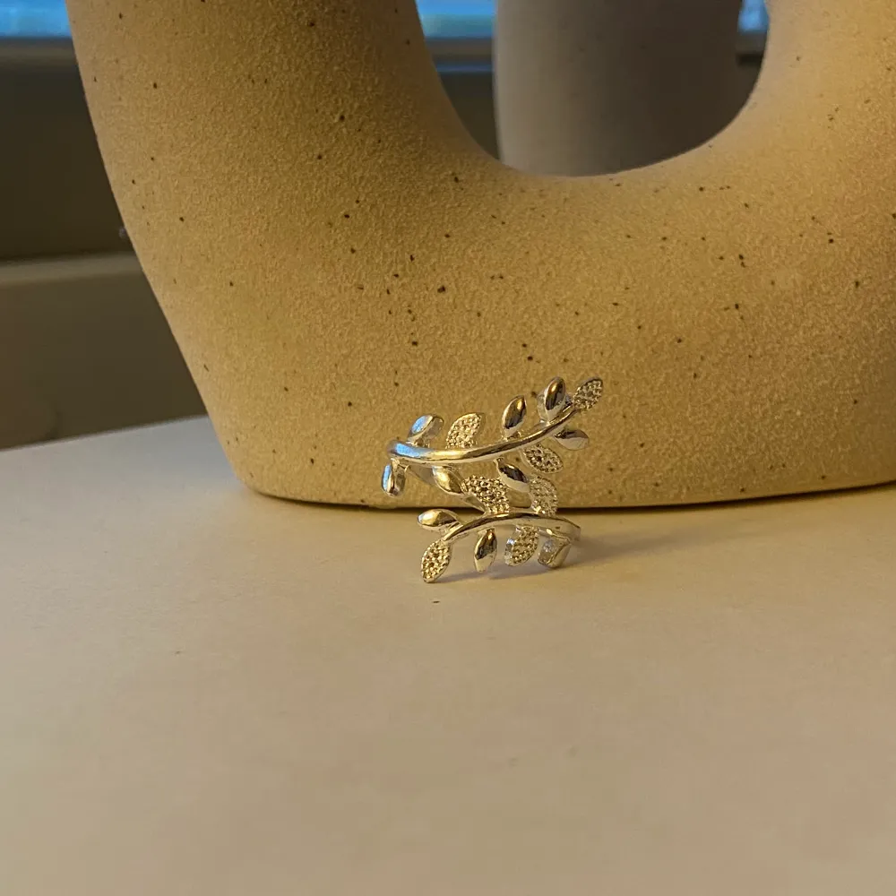 Silvrig ring som är oanvänd💕 Frakt 13kr💕💕💕. Accessoarer.