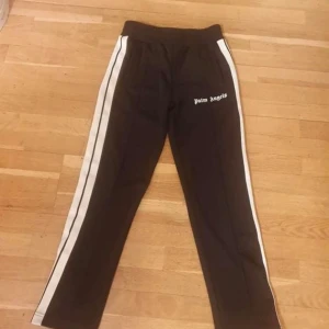 Palm angels trackpants - Säljer dessa palm angels byxor, skick 9/10 