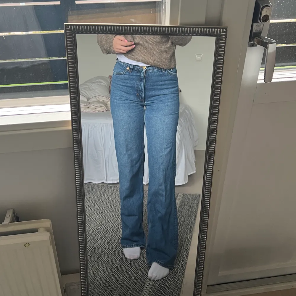 Blå midrise jeans från monki i storlek 25/32 ish storlek s. Jätte fint skick använt fåtalgånger, är en och 170 cm. . Jeans & Byxor.