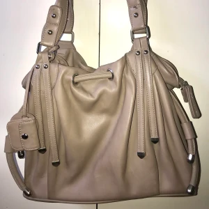 Spacious handbag Friis & Company - Very nice middle sized bag with handles but no shoulder strap. 38x13x32cm. Greige in colour that goes with everything. Boho-chic. Inside compartment with zipper + mobile pockets. Buyer pays for shipping but unfortunately my cat has partially effed handles