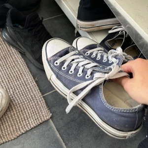 Converse skor - Ett par Converse skor i låg form skit snygga finns vissa rosa fläckar men syns bara i närhet därefter priset