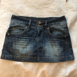 Miniskirt - Säljer denna jättefina kjolen, eftersom den tyvärr är för kort för mig. Den är i storlek s, men är ganska liten i storleken💗