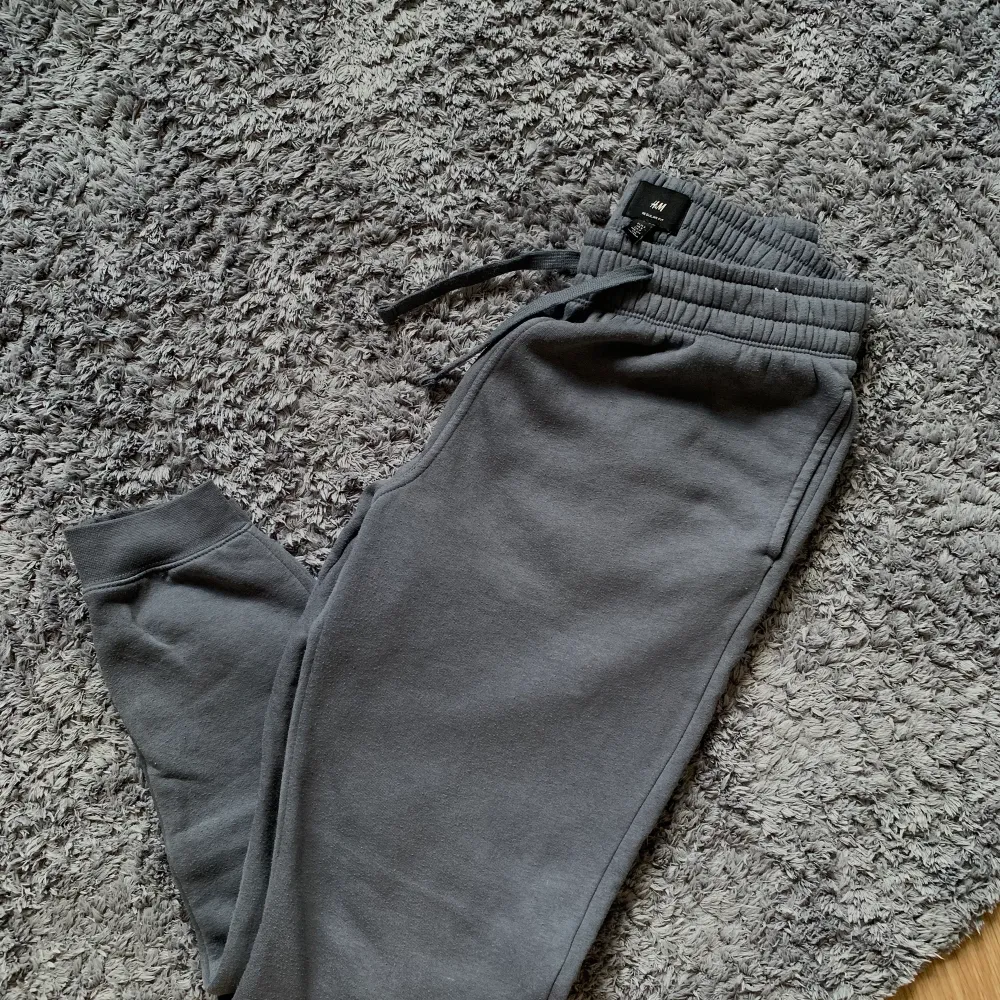 Säljer dessa mjukis byxor då dom inte används längre, använda fåtal gånger. Vid Intresse tveka inte att kontakta!🤩. Jeans & Byxor.