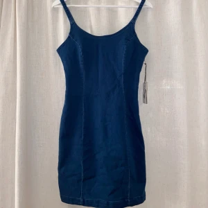 Jeans klänning - Galet fin klänning men passar inte mig. Köpt i new york och aldrig använd. Figursydd och super stretchig 