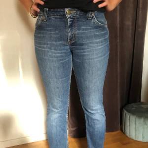 Lee Jeans ”desoto” låg midja - Jeans i utmärkt skick, de är från lee desoto. Köpt för 5 år sedan har liten slitning på högra sidan av baken men annars i toppen skick!