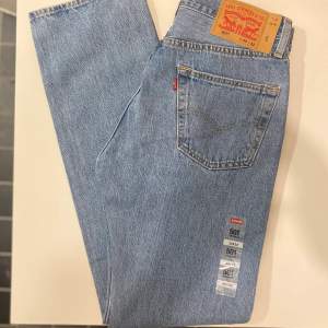 Levi’s 501 ljusblå jeans i NYSKICK. Med lappar på. Straight Fit. 100% Bomull.  30W x 32L. 