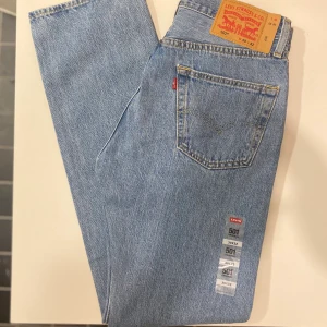 Levi’s 501 Jeans (NYSKICK) - Levi’s 501 ljusblå jeans i NYSKICK. Med lappar på. Straight Fit. 100% Bomull.  30W x 32L. 