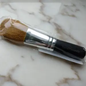 Oanvänd sminkborste från Bare Minerals. Flawless application face brush. Drygt 12 cm lång. 