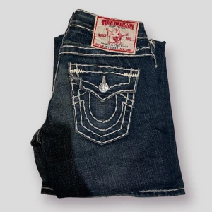 true religion jeans - feta truey jeans me grym glad rich passform! dem sitter galet bra! skön bootcut! kom DM om du har frågor!💜🖤 #BenimDenim  innerben, 80cm ytterben, 98cm midja, 26 