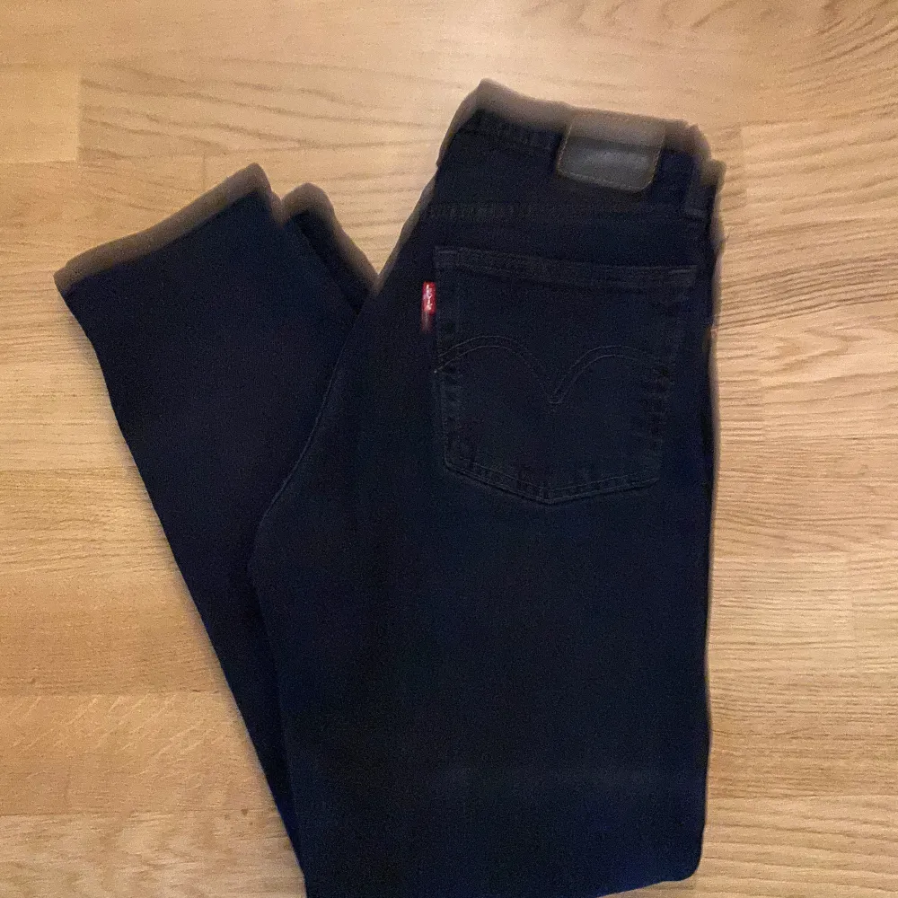 Levis jeans klassiks modell 501 i svartgrå färg stl 25W 28L. Jeans & Byxor.