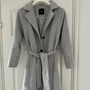 Kappa - Säljer denna fina gråa kappan från Vero Moda, använd ett fåtal gånger, så superifnt skick❤️