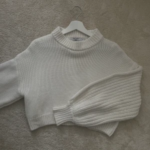 tjock stickad tröja  - kroppad stickad tröja med större stickning på baksidan, den är från NA-KD strl XXS men passar upp till S skulle jag säga 