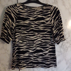 Topp  - Zebramönstrad topp