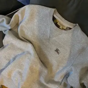 Supersnygg burberry sweatshirt säljer vid bra bud så buda. Storlek m