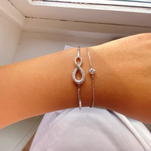 Swarovski armband - Ett armband med 2 i sig. Nästan aldrig använd, asken finns kvar. 💕