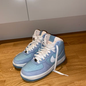 Nike Air Force 1 Sculpt - Nike Air force 1 sculpt. Nypris 1600kr. Köpta i februari använda 2 gånger utomhus. 
