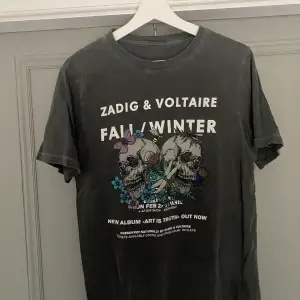 Säljer denna fina Zadig&voltaire T-shirt. Den är i bra skick och köpt för nästan 1 år sedan. Skulle säga att den passet s-m beroende på hur man vill att den ska sitta. 