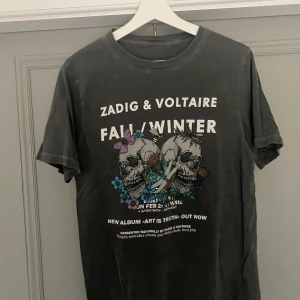 Zadig T-shirt - Säljer denna fina Zadig&voltaire T-shirt. Den är i bra skick och köpt för nästan 1 år sedan. Skulle säga att den passet s-m beroende på hur man vill att den ska sitta. 