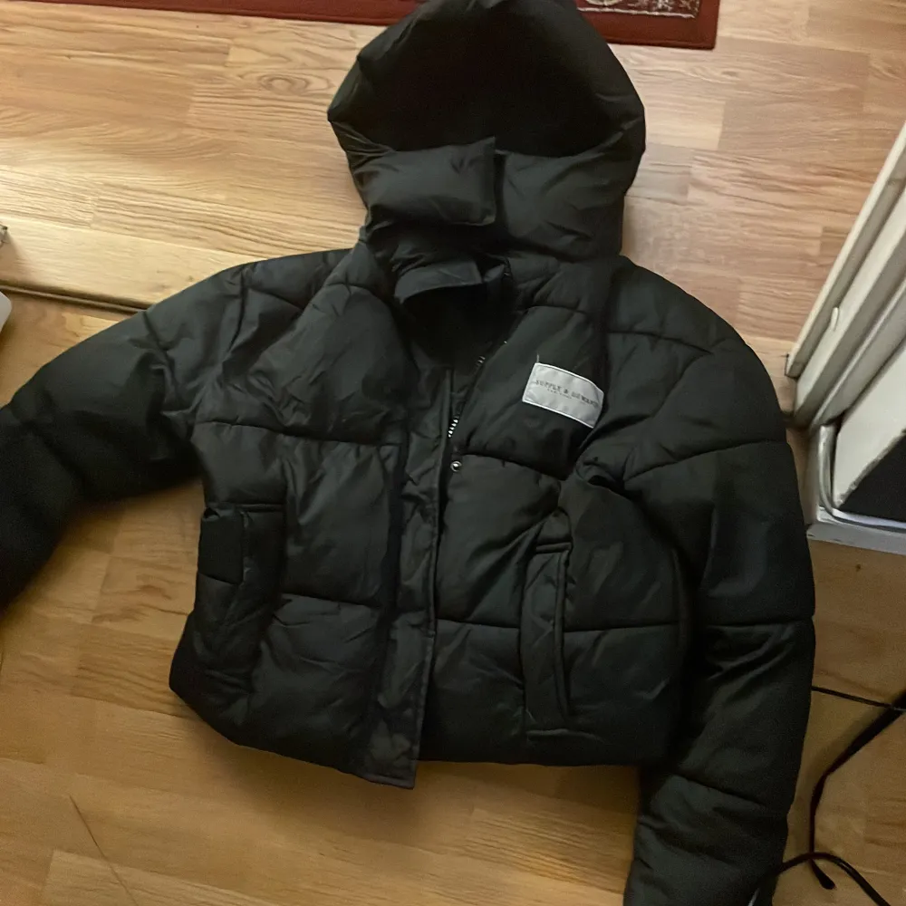 its a black puffer jacket and rarley used and if u want to buy it ill drop it to you. Jackor.