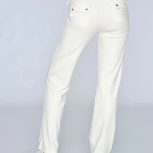 Vita juicy byxor - Vita juicy couture byxor. Dom är i bra skick. Det är ett litet fel med fickan men det är ingen som syns alls utanpå. Säljer då som inte kommer till användning💗💗 nypris: 1100kr