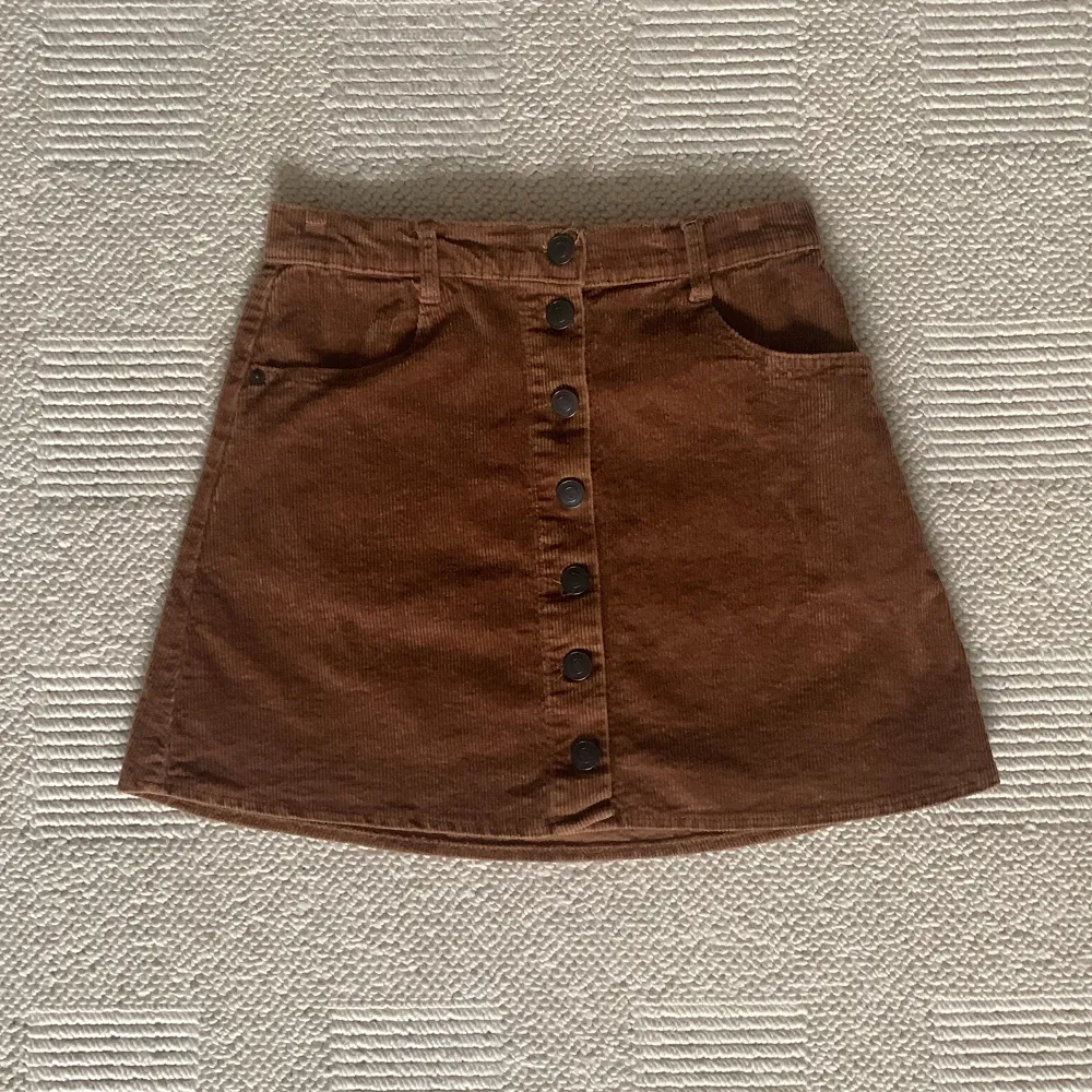 Kort brandy melville kjol som jag använt en gång, köpt på plick. Midjemått: 31 cm Längd: 35 cm. Skriv om du har frågor!. Kjolar.