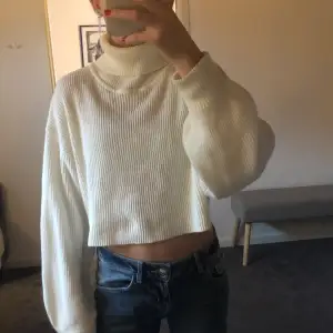 En fin vit-beige cropped stickad tröja från H&M. Använd fåtal gånger. Pris går att diskuteras. Köparen står för frakten