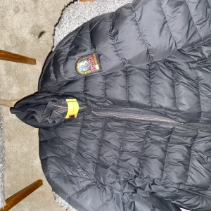 Parajumper herr jacka strl S - En svart Parajumper jacka herr strl S, som ny alltså fint sick!! Köp direkt för 1700 ink frakt eller buda från 1000 och köparen står för frakten 🥰