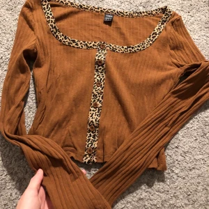 Tröja - Tröja från shein, endast använd en gång. Har tyvärr ingen bild på. Frakt tillkommer på 45kr.ej spårbar.