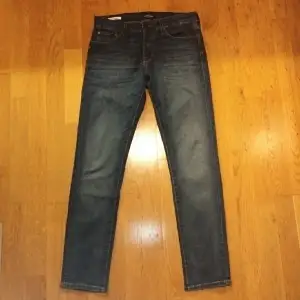 Mörk grå Jeans från jack & Jones. Litet använda och passar inte längre så säljer vidare. Tidigare pris var 900kr.