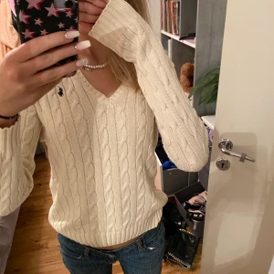 Ralph Lauren tröja/ Kofta - Säljer min finstickade Ralph Lauren tröja som är i fint skick ❤️❤️ Tröjan är i S och Andra bilden är lånad❤️❤️ om ni vill ha egna bilder är det bara och kontakta eller om ni har några andra frågor❤️❤️ ordinarie pris är 1 200 