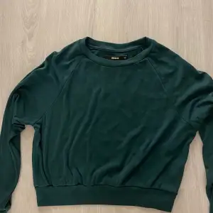 mörkgrön sweatshirt från bikbok