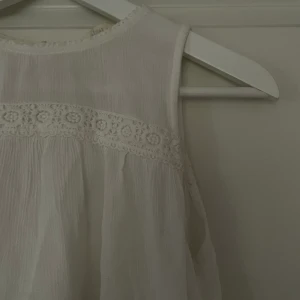 Spetsmönstrat linne  - Tunt, vitt och somrigt linne!☀️Passar perfekt att ha en varm sommardag, säljer då det inte kommer till användning längre tyvärr..💘