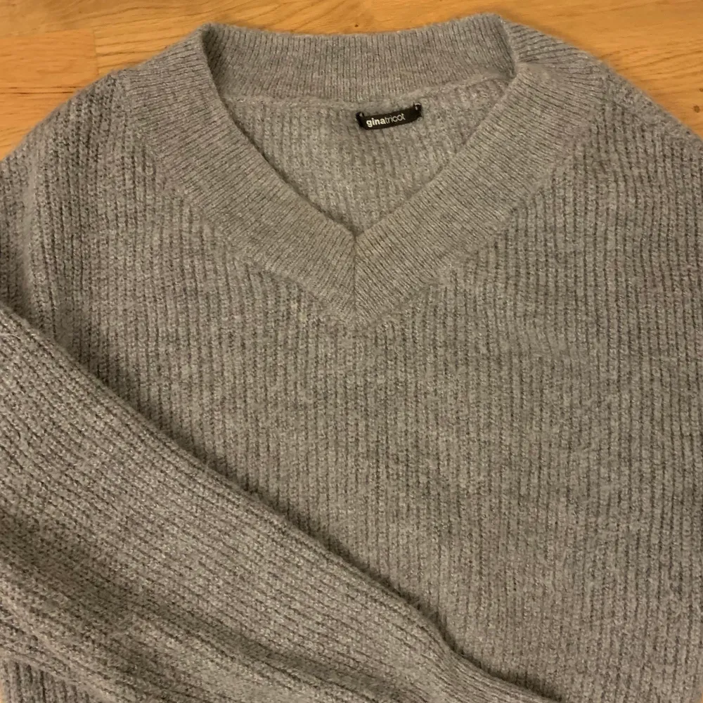 En jättefin grå stickad tröja i storlek s från ginatricot💞💞. Stickat.
