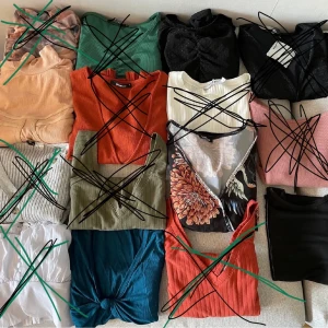 5 för 120 långärmade i storlek M - 5 långärmade som är kvar är i storlek M (kan även passa s). Alla 5 för 120kr. Finns att hämta i Järfälla eller går bra med frakt. Köparen står för frakten  (spårbar frakt)🌺