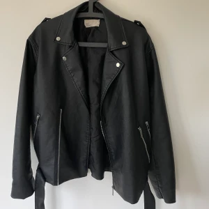 Oversized biker jacka - Säljer min fina oversized bicker jacka från Nelly trend. Använd men bra kvalitet! Möts upp i sthlm, annars står köparen för frakten 💜💕