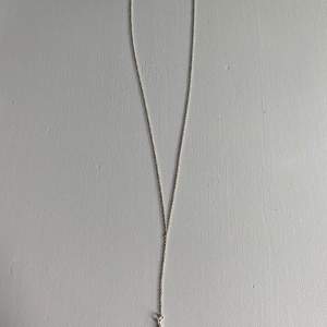 Halsband i silver med hänge av en måne från märket Syster P. Sparsamt använd, max 2ggr. 