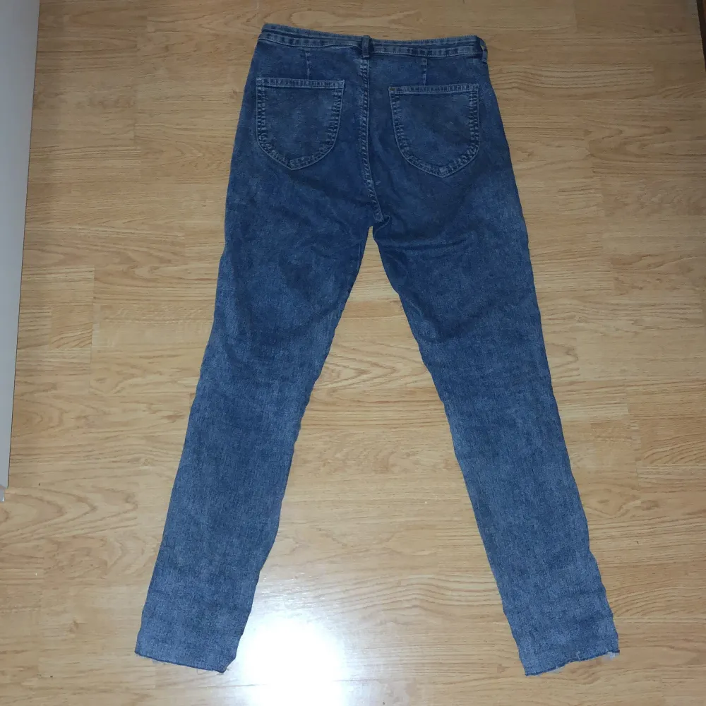 Ett par mörkblåa denim jeans från hm, i storlek 29. Jeansen är högmidjade och knappt använda!😊. Jeans & Byxor.