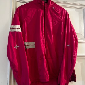 Funktionsträningsjacka - Fint skick. North Bend Storlek 44 (XL~) Vill man köpa fler kläder så samfraktar jag. Eller om man vill ha fler träningskläder så får man köpa fler till ett billigare pris. 