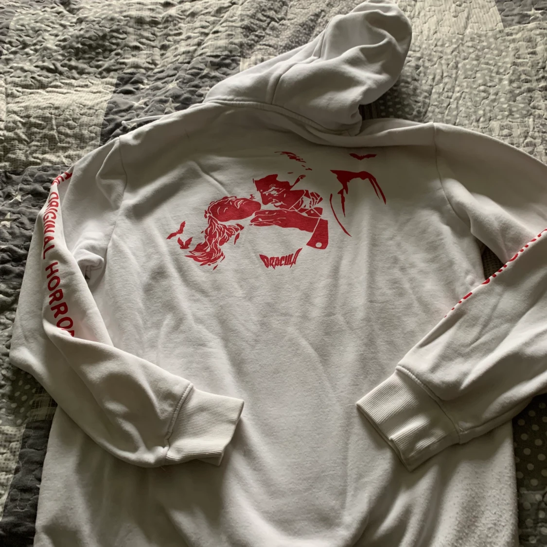 Vit hoddie med tryck st M - 90