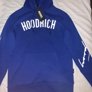 Hoodrich tröja XS/S  - Hoodrich tröja i storlek XS passar även S. Köpt från JD sports. Den är i helt nyskick och oanvänd. Nypris 800kr 