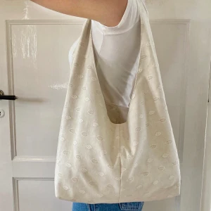 Handsydda väskor - Jag och en kompis syr dessa väskor av 100% återvunnet material. Måtten är ca 35cm i bredd och 30cm i längd utan band. Finns i tygerna som syns i annonsen samt två till som går att se på instagram @se.fiore 🧡