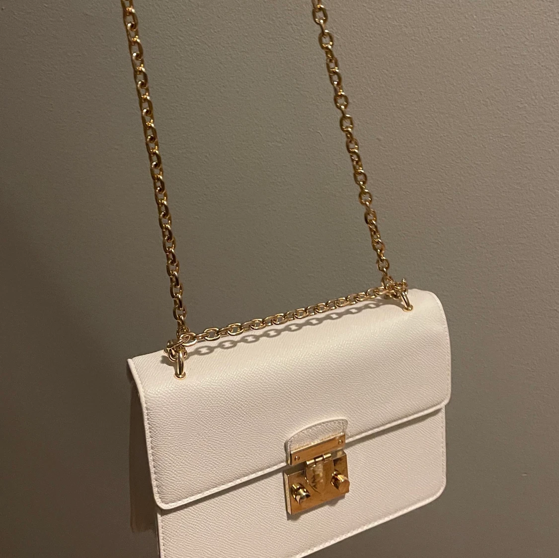 Vit justerbar väska med guld detaljer  - 90