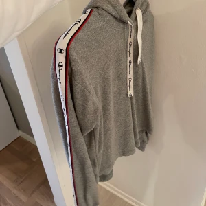 Hoodie från Champion - Hoodie från Champion i storlek XS, använd fåtal gånger. Supersnygg under en väst! Fint skick, säljs pågrund av garderobsrensning.  Nypris ca 600kr