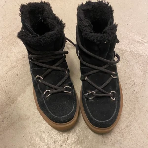 Vinterskor - Svarta vinterboots i mocka med silver på hälen. Supersnygga oxh sköna! Passar storlek 39/40.   Säljes pga blivit för små tyvärr. 