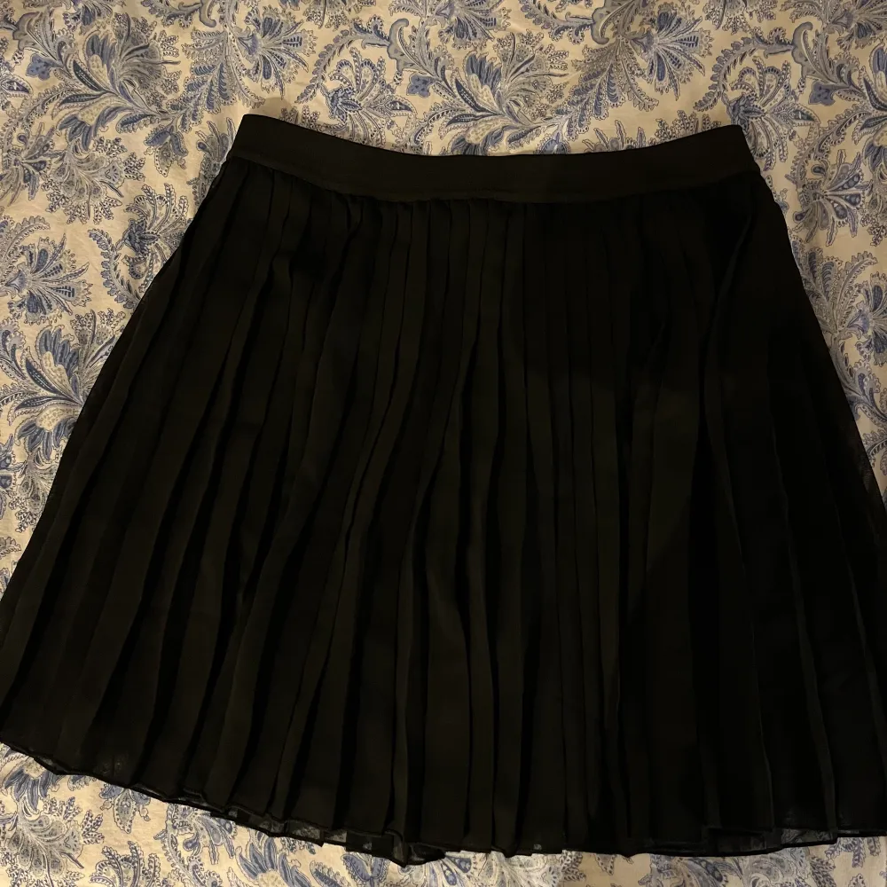 En svart kjol från na-kd i storlek 40. Aldrig bärts förut.. Kjolar.