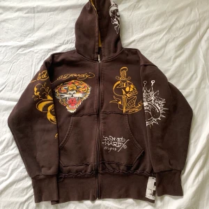 Ed hardy hoodie - Ed hardy hoodie🤍 superbra skick!! Vet inte om den är äkta då alla lappar är avklippta (säljer fler liknande jeans)