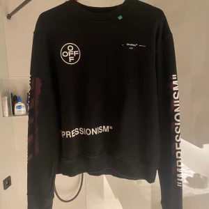 Off white tröja  - En äldre OFF WHITE tröja i strl S.  Inköpt i USA för flera år sedan, men sparsamt använd. Inget kvitto, därav pris. Först till kvarn. Priset gäller!  Självklart äkta. 