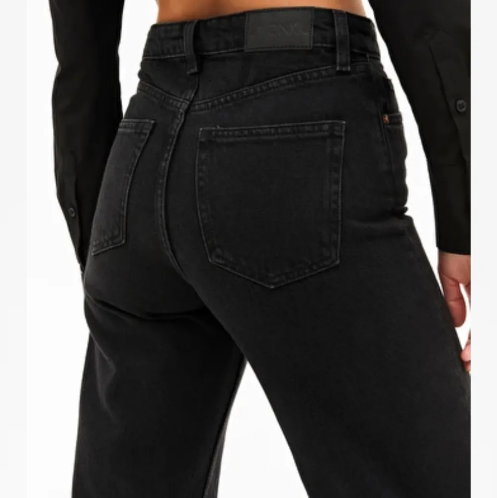 Säljer mina svarta Yoko jeans från Monki då de blivit för små. Köparen står för frakt. Jeans & Byxor.